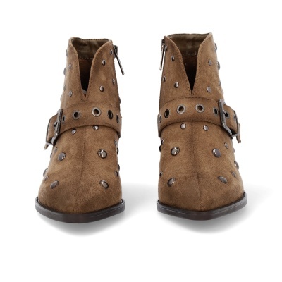 Botins camurça castanha com tachas metálicas e fivela
