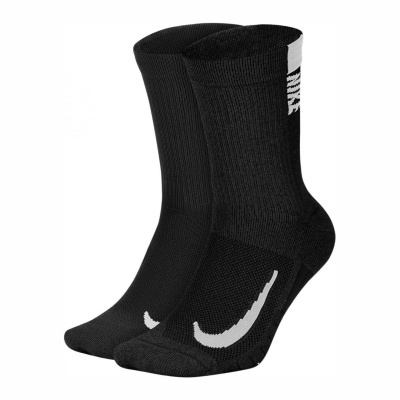 Meias esportivas pretas com logos Nike brancas.