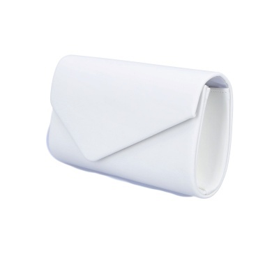 Mala branca tipo envelope com aba triangular