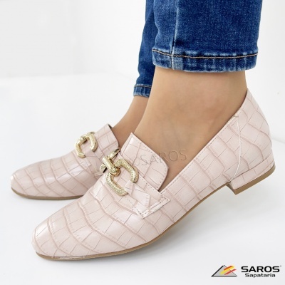 Mocassins femininos rosa claro com padrão pele de crocodilo e fivela dourada