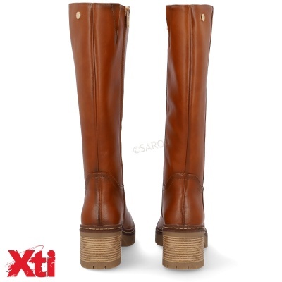 Botas altas castanhas em couro com salto médio de madeira e logo Xti
