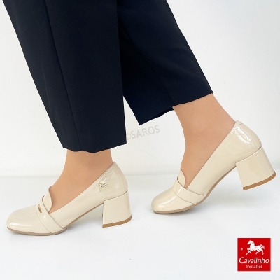 Sapatos de salto médio quadrado bege brilhante com detalhe metálico