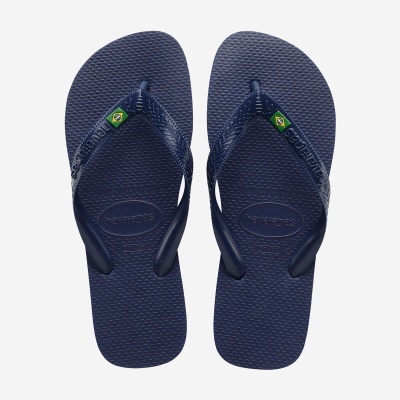 Par de chinelos Havaianas azul escuro com bandeira do Brasil e textura pontilhada na sola