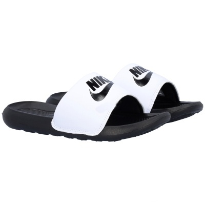 Chinelos Nike brancos com sola preta e logo preto