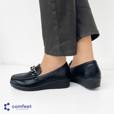 Sapatos pretos estilo mocassim com corrente metálica