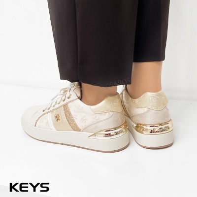 Ténis brancos com detalhes dourados e sola branca com relevo KEYS