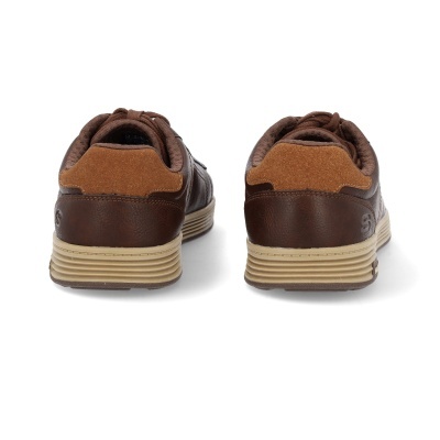 Sapatos desportivos masculinos castanhos vistos por trás