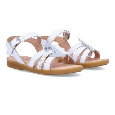 Sandálias infantis brancas com borboleta prateada e sola castanha
