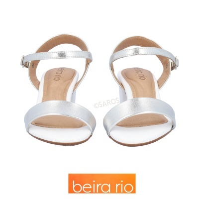 Sandálias femininas prata com fecho de fivela da marca Beira Rio