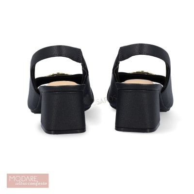 Sandálias pretas com salto quadrado e tiras largas vistas de trás
