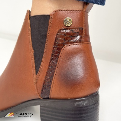 Bota castanha de couro com detalhe em pele de crocodilo e elástico preto