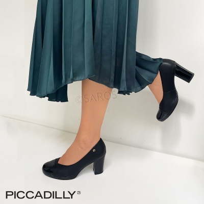 Sapatos pretos de salto médio com saia plissada verde