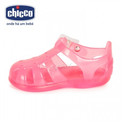 Sandália infantil rosa transparente da Chicco sobre fundo branco