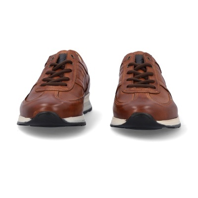 Par de sapatilhas desportivas castanho claro com atacadores castanhos.