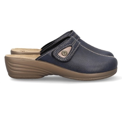 Sapatos mule em pele azul com sola castanha e velcro ajustável
