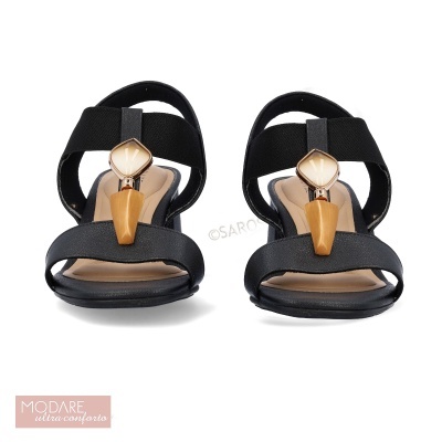 Sandálias pretas com detalhe dourado e madeira na frente
