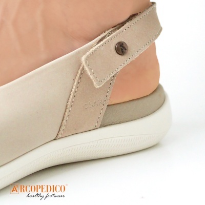 Sandália bege clara com sola branca e fecho ajustável