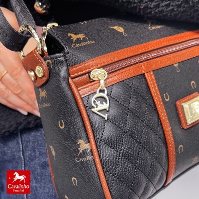 Mala preta Cavalinho com padrão de cavalos e ferraduras e detalhes castanhos