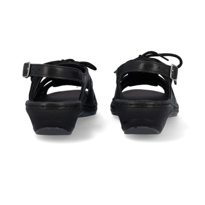 Sandálias pretas de couro com fivelas prateadas e salto baixo