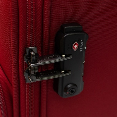 Fecho TSA007 preto com cadeado duplo em mala vermelha
