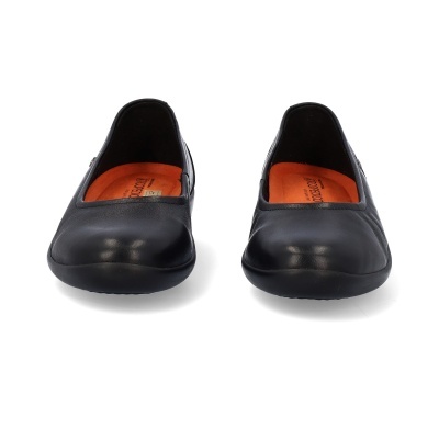 Par de sapatos pretos baixos com interior laranja sobre fundo branco