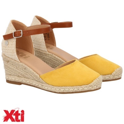 Sandálias de cunha amarelas e bege com tira castanha e sola em corda trançada