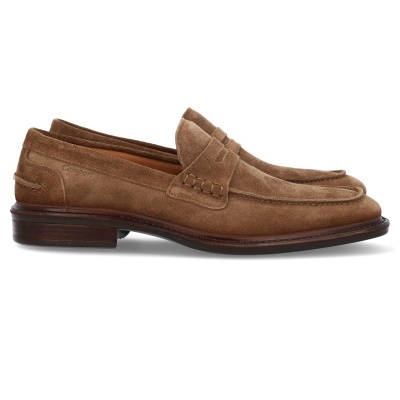 Sapatos tipo mocassim castanhos em camurça com sola castanha escura