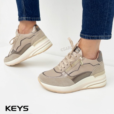 Ténis tipo sneaker bege com fecho de correr dourado