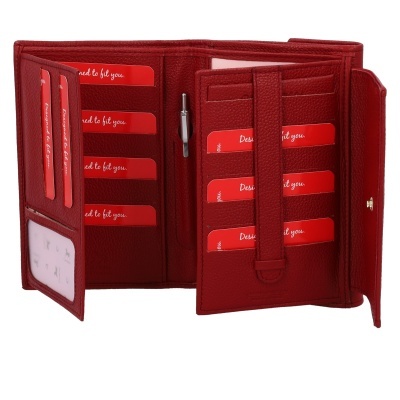 Carteira vermelha em couro aberta com vários cartões vermelhos dentro