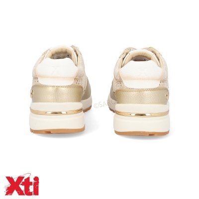Ténis femininos bege e dourado Xti vistos de trás com sola branca e castanha.