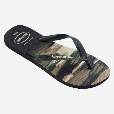 Chinelos havaianas camuflados com tiras pretas e logo em relevo