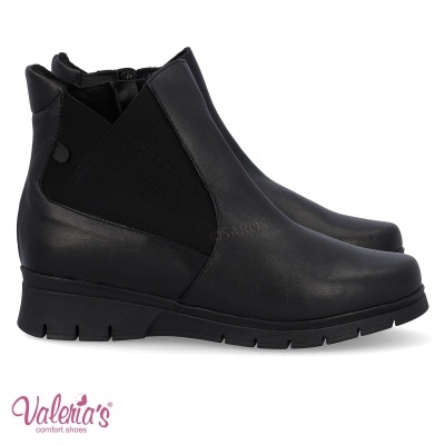 Botas pretas de senhora em pele com laterais elásticas pretas e sola preta