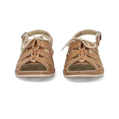 Sandálias masculinas castanhas com fecho de fivela em fundo branco