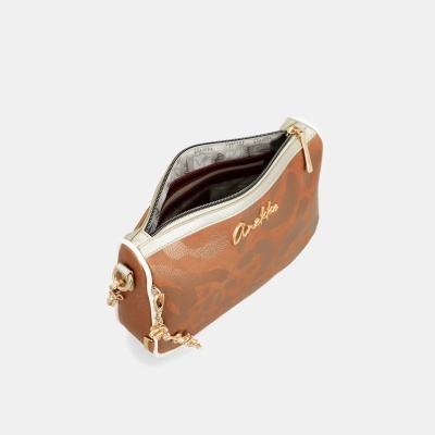 Bolsa castanha com padrão animal print e fecho dourado aberta mostrando interior