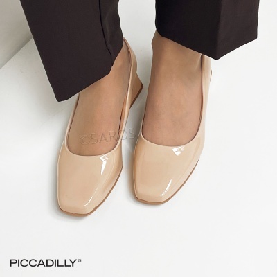 Sapatos bege em verniz com salto médio e bico quadrado