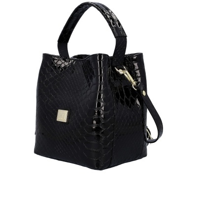 Mala preta com padrão pele de crocodilo e alça curta