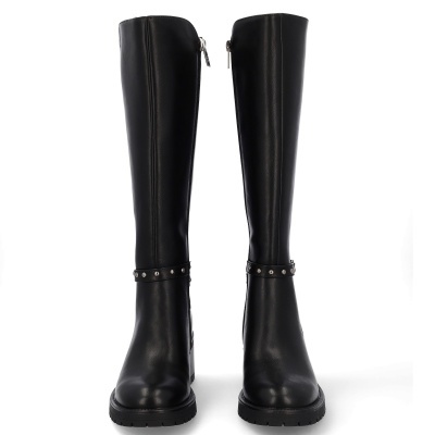 Botas altas pretas em couro com tachas e fecho lateral