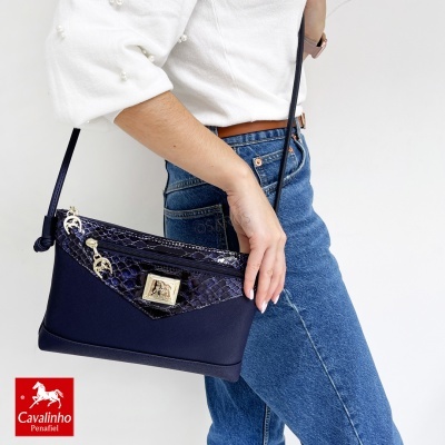 Mala azul escuro Cavalinho com textura imitação pele de cobra e fechos dourados