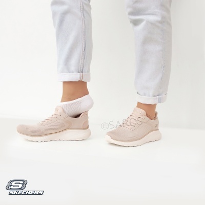 Sapatilhas desportivas cinza claro com sola branca Skechers em fundo branco