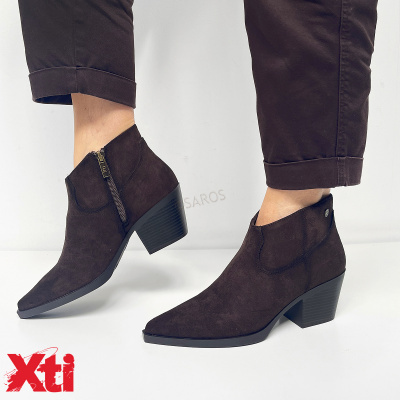 Botas castanho escuras de camurça com salto médio e fecho lateral