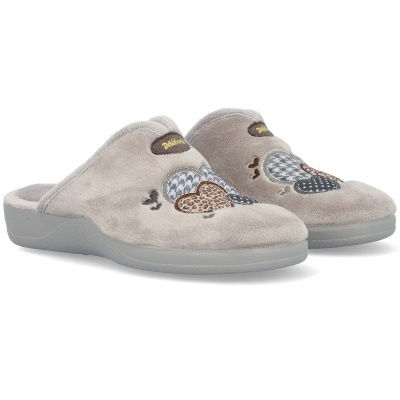 Pantufas cinzentas abertas atrás com corações estampados e etiqueta Daliena