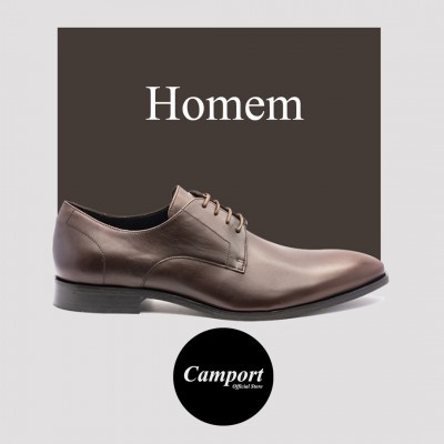 Sapato clássico masculino de couro castanho com sola preta em fundo cinzento com texto