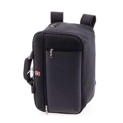 Mochila preta com bolsos e alças acolchoadas