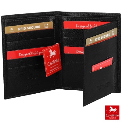 Carteira preta em couro com etiquetas vermelhas e douradas da marca Cavalinho