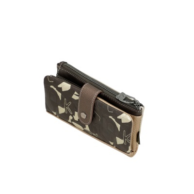 Carteira feminina castanha com padrão geométrico bege e fecho de mola