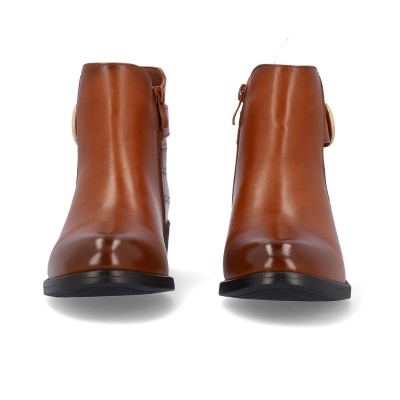 Botas castanhas de cano curto com sola preta