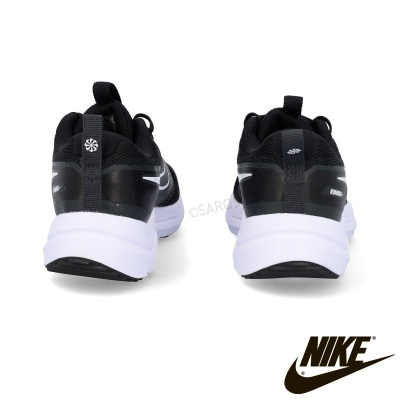 Sapatilhas desportivas Nike pretas e brancas vistas de trás