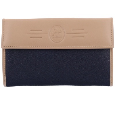 Carteira com aba bege em couro e corpo azul escuro em tecido, com relevo oval da marca Il Bisonte
