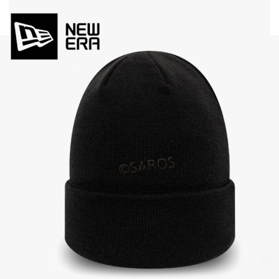 Gorro preto de malha com dobra e inscrição OSAROS