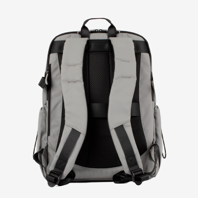 Mochila cinza claro com alças acolchoadas e costas em malha preta vista de trás